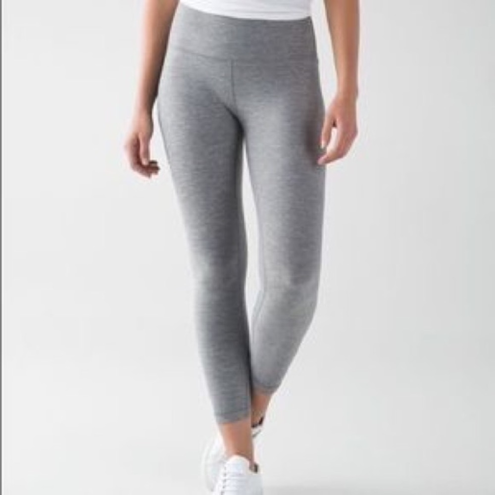 Light gray lulu lemon leggings (cropped)
